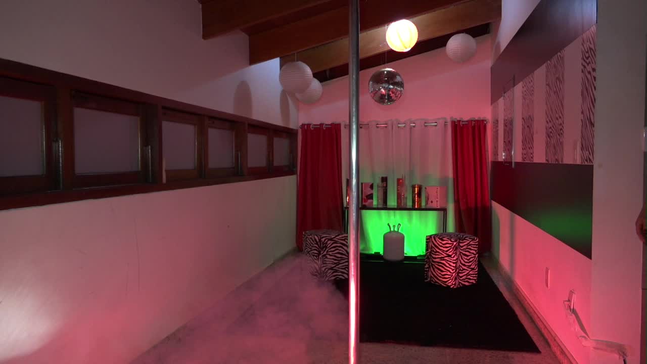 Ines Ventura se apresentou no pole dance da Casa