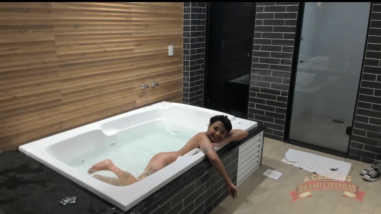Annie Clementine relaxa na banheira e fala sobre a gravação