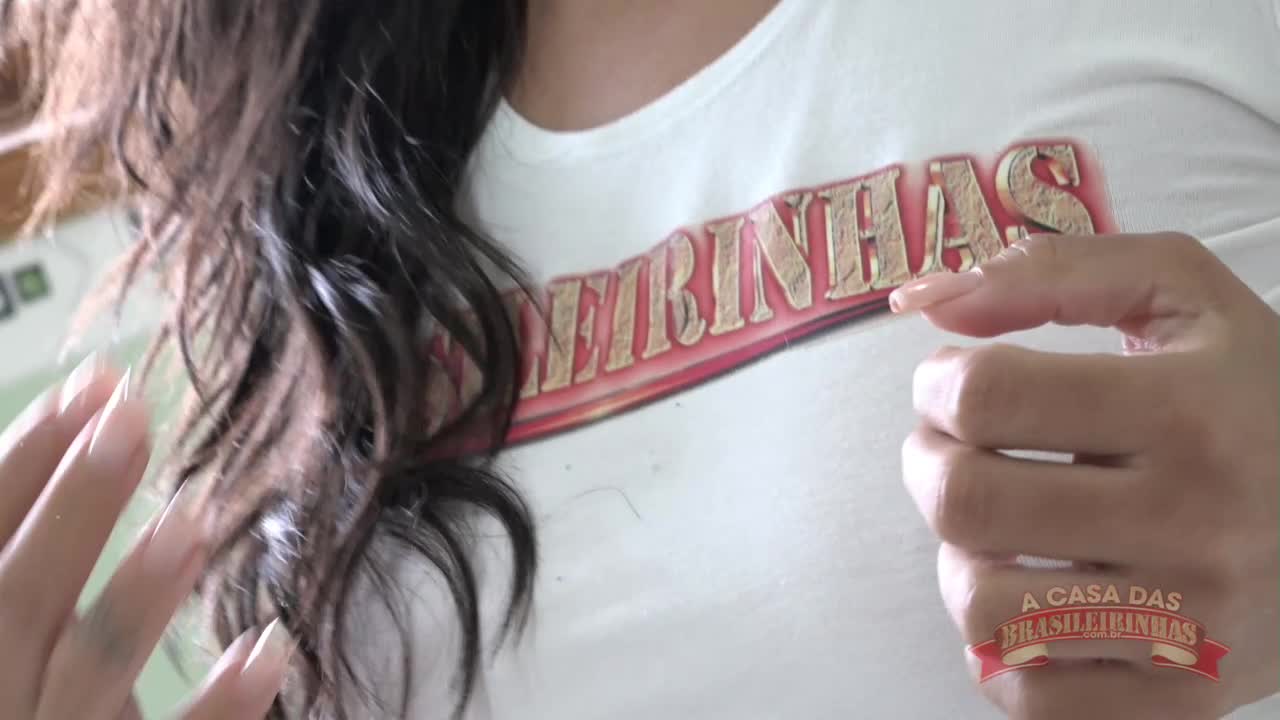 A ninfetinha Carol Fênix ficou com a camiseta molhada e sensualizou