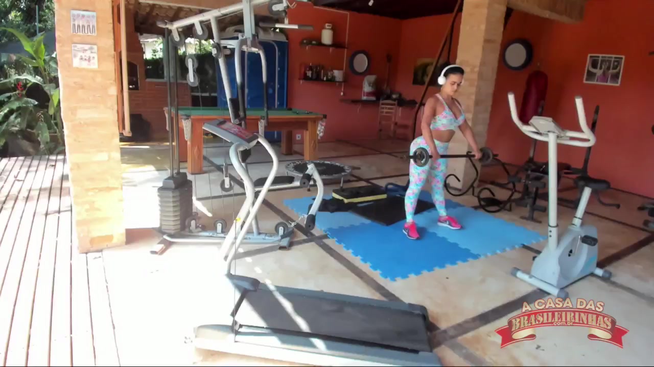 Suellen Victória rabuda malhando na academia