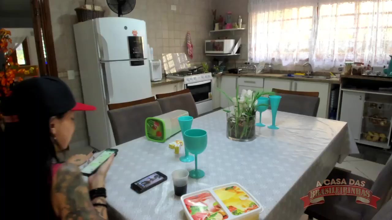 Vídeo de Elisa Sanches tomando café de calcinha fio dental