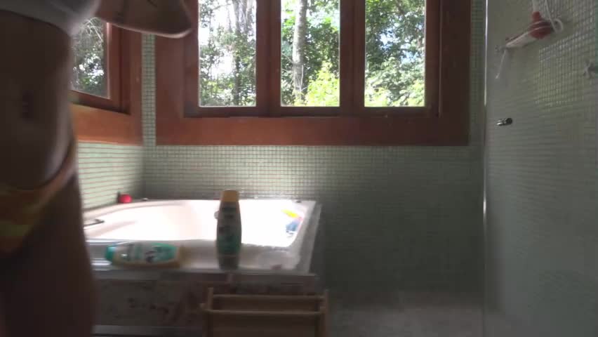 Ela mostrou os seios através da camisetinha molhada