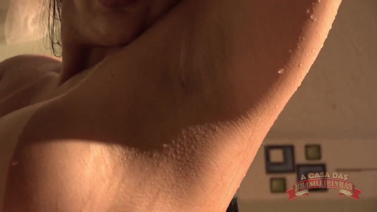 Banho sensual com Anne Midori nua 