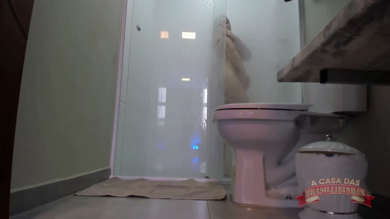 Assinantes enlouquecem com Vivian Lolita tomando banho na Casa das Brasileirinhas