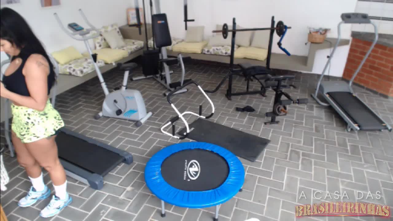 Julia Almeida se exercita na academia