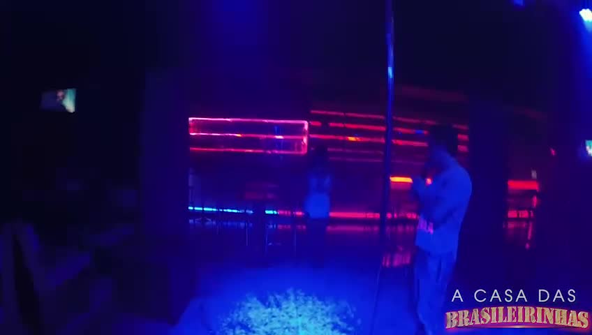 Nossa musa loira, Angel Lima ficou peladinha na balada liberal