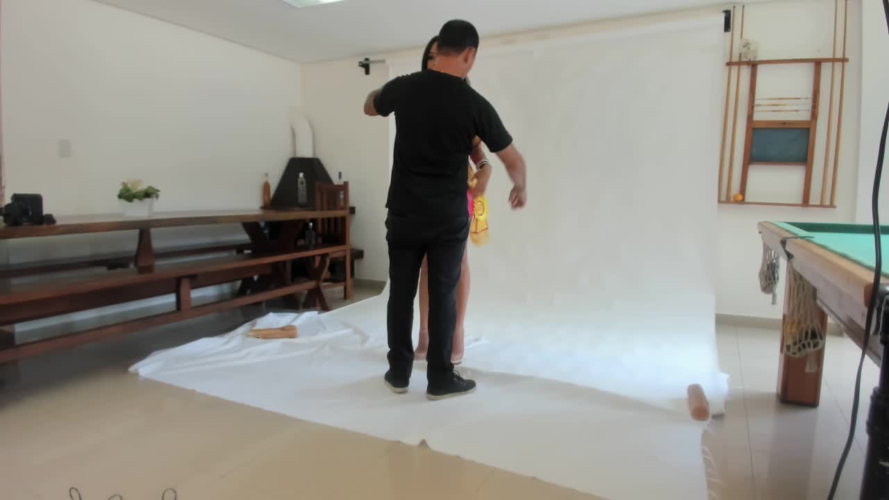 Pocahontas posando nua pela primeira vez na Casa das Brasileirinhas