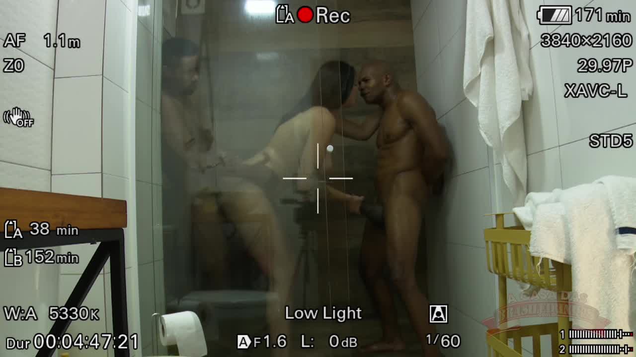 Victoria Camargo leva dois dotados para banho sensual e muito mais!