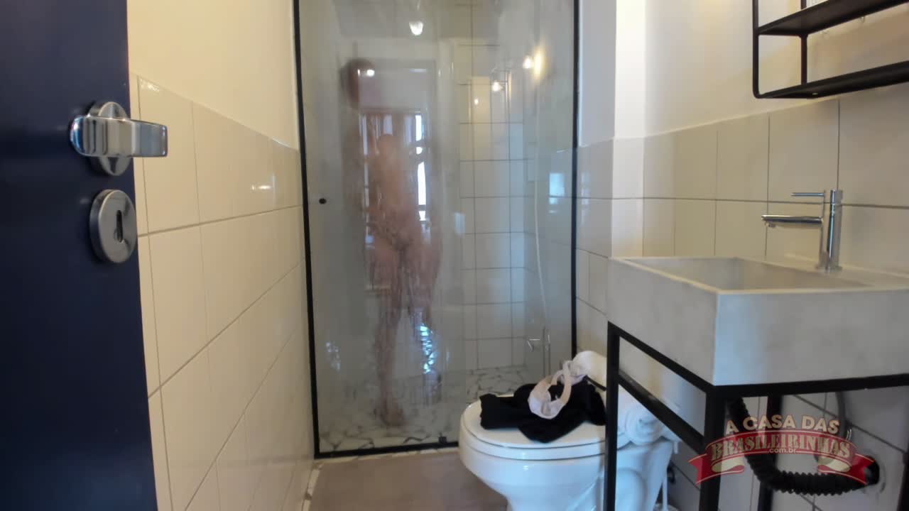 Carla Santos se exibe em banho sensual ao vivo na Câmera 2