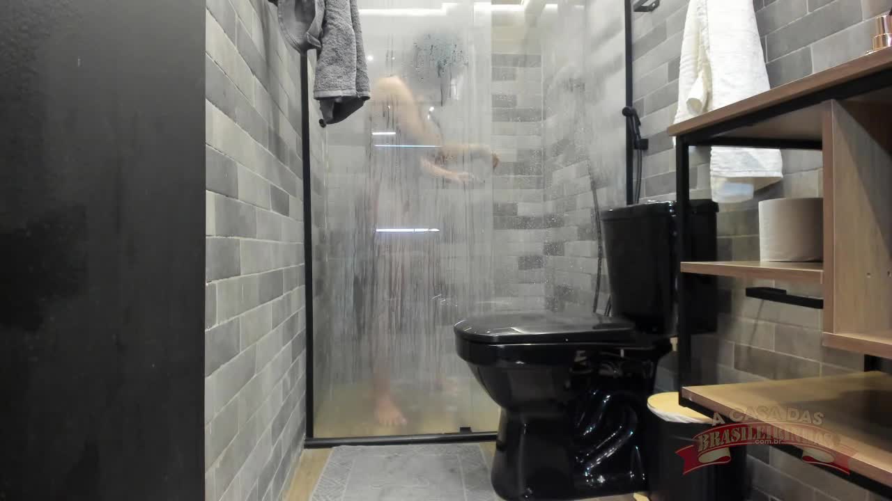Thay Carioca mostra tudo em banho sensual na Casa das Brasileirinhas