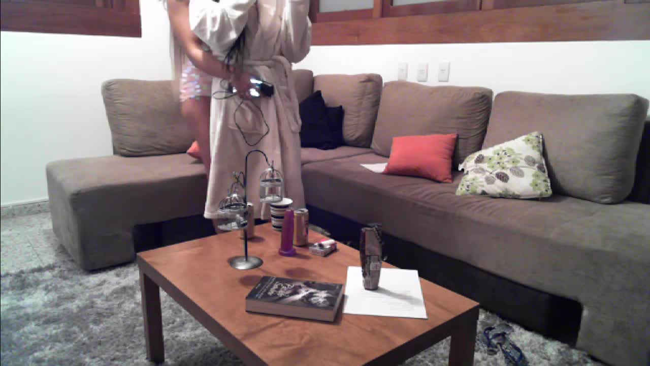 Bruna Lambertini e Mary Luthay tomam susto na madrugada do reality show
