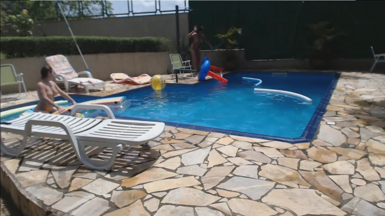 Gostosas peladas se divertem na piscina das Brasileirinhas