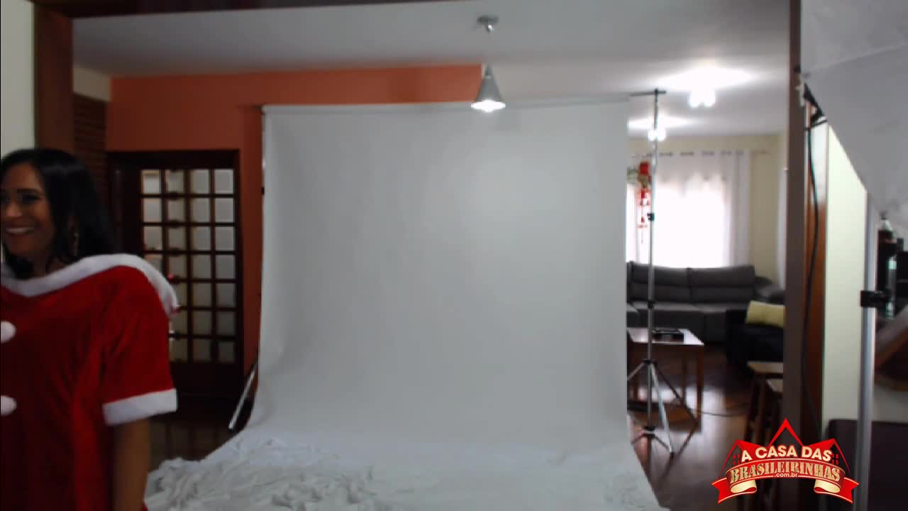 Alessandra Marques posa para fotos sensuais em vídeo pornô