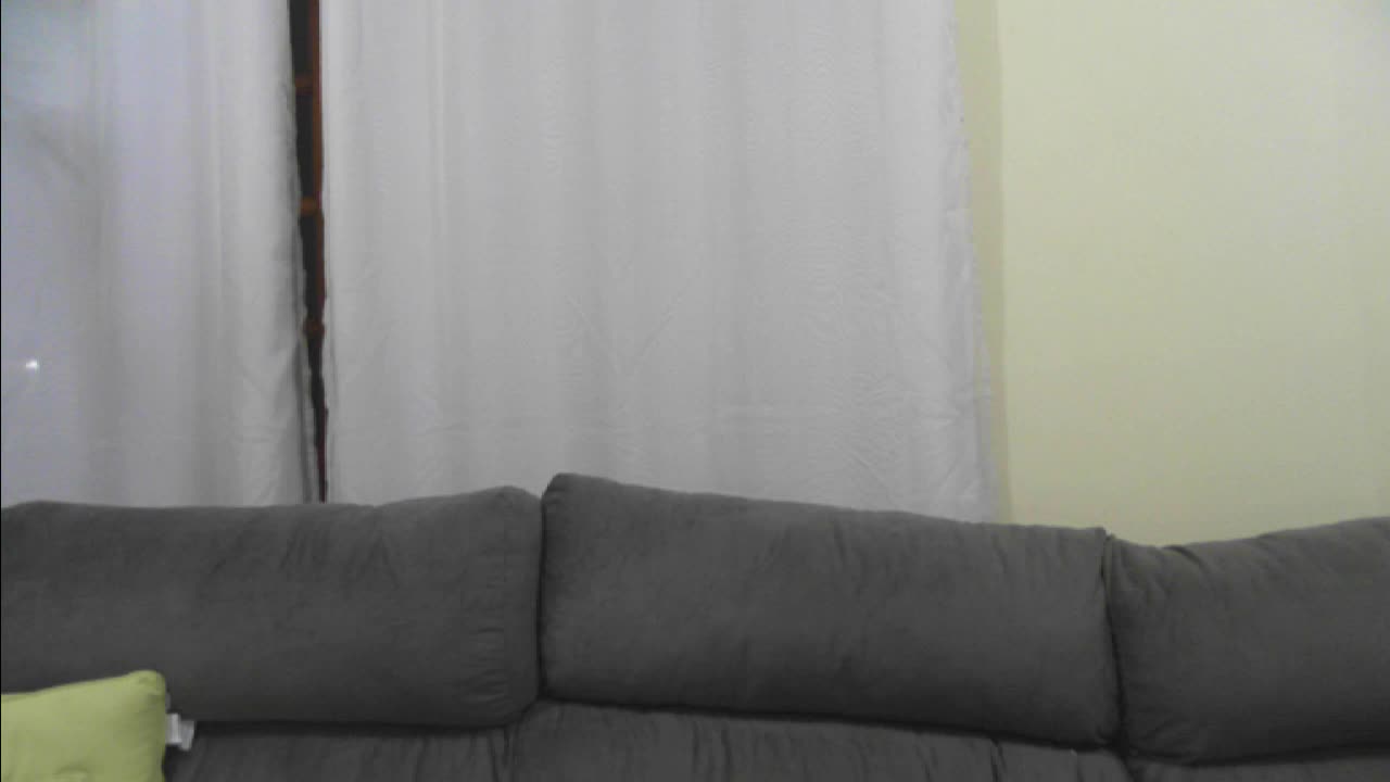 Gostosa se diverte com brinquedinhos durante chat