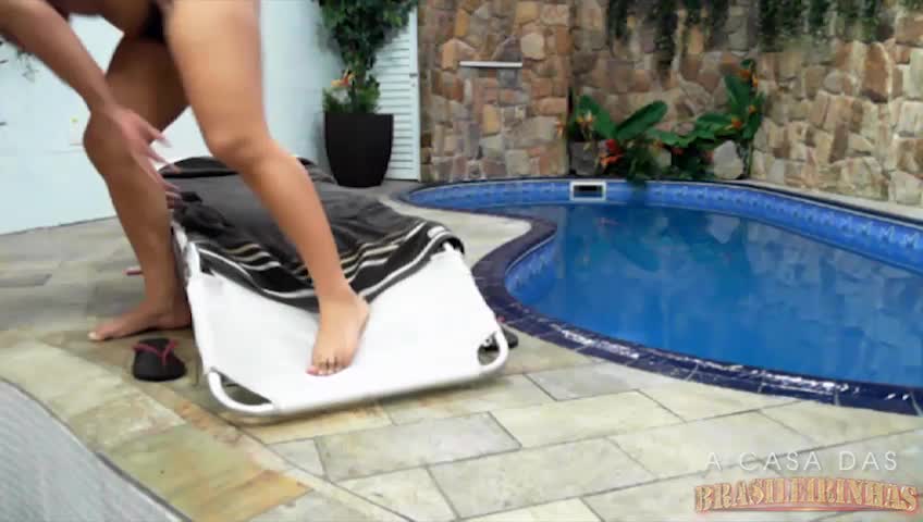 Hora da siririca à beira da piscina, Carol Dias goza muito