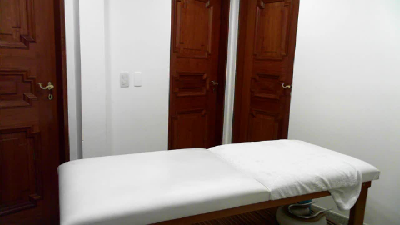Amanda Borges ganha massagem e lesbo de Nina Lins