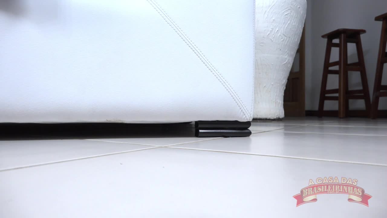 Carol Fênix atriz pornô fazendo footjob no reality show pornô