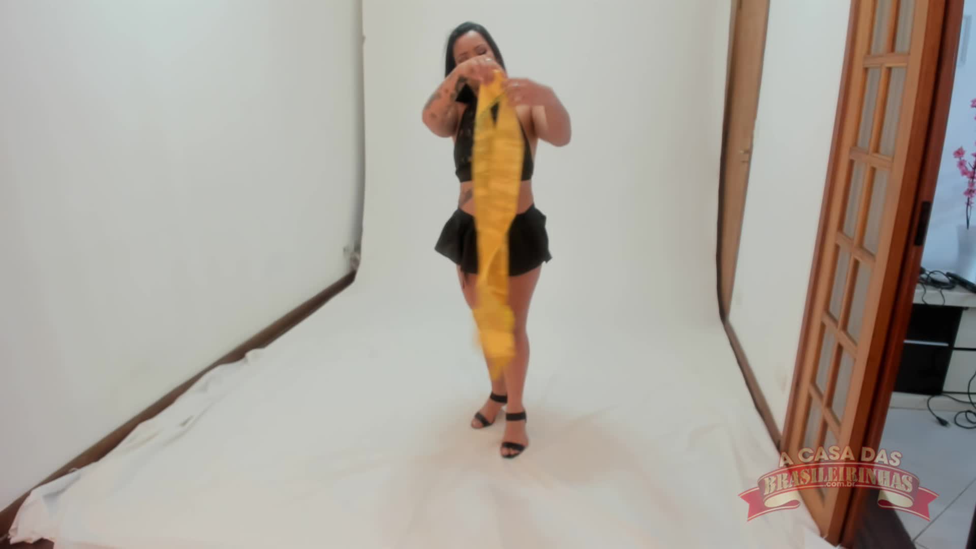 Oriental Vip nua no ensaio sensual da Casa das Brasileirinhas