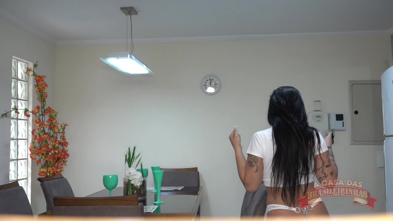 Brasileirinha Oriental Vip de camiseta molhada e transparente