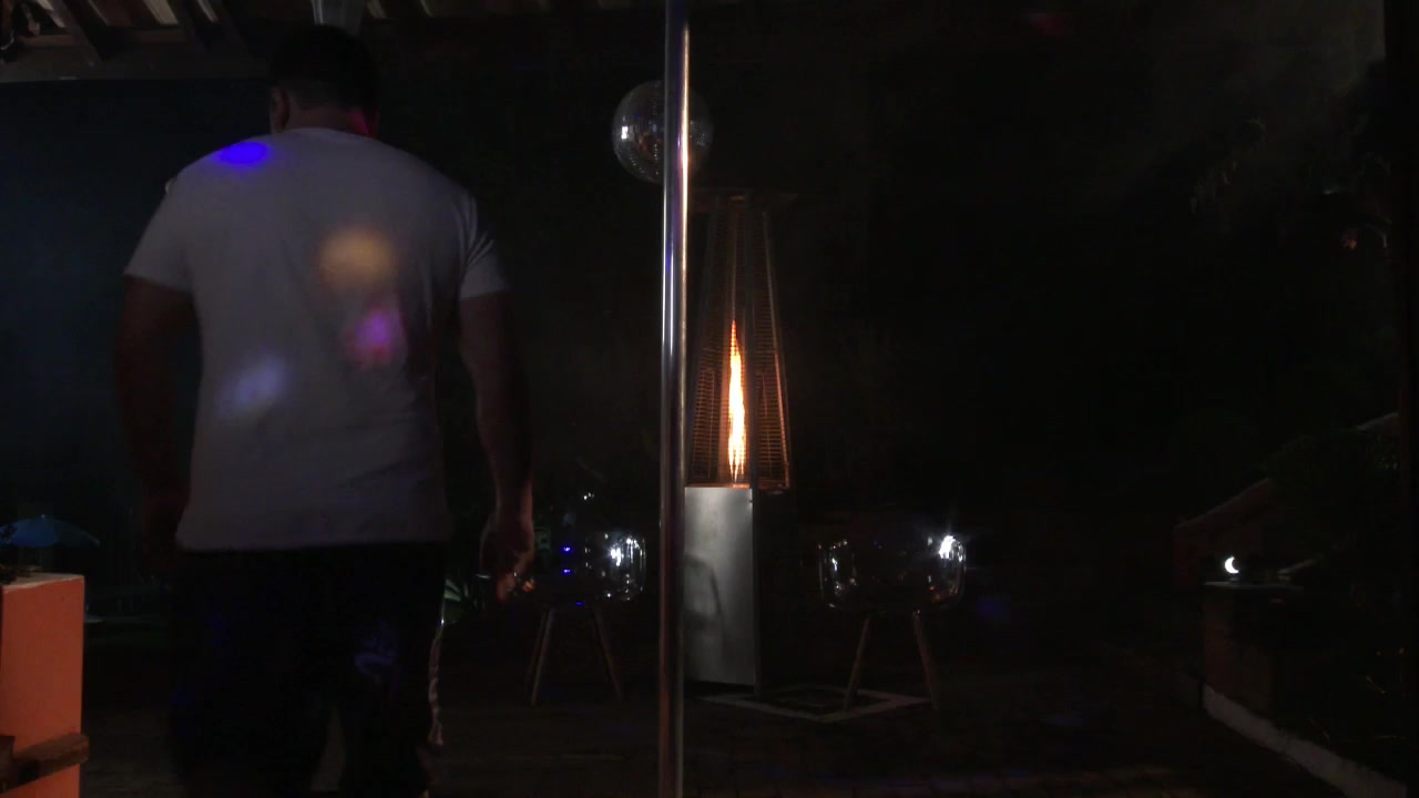 Julia Mattos pelada rebolando o rabão no pole dance
