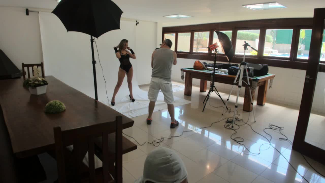 Nina Lins posou nua para mais um ensaio sensual