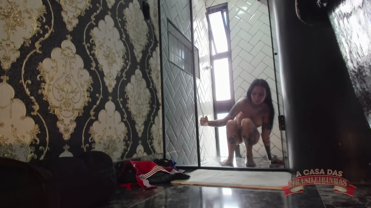 Evelyn Buarque depilando sua buceta - por trás das câmeras!