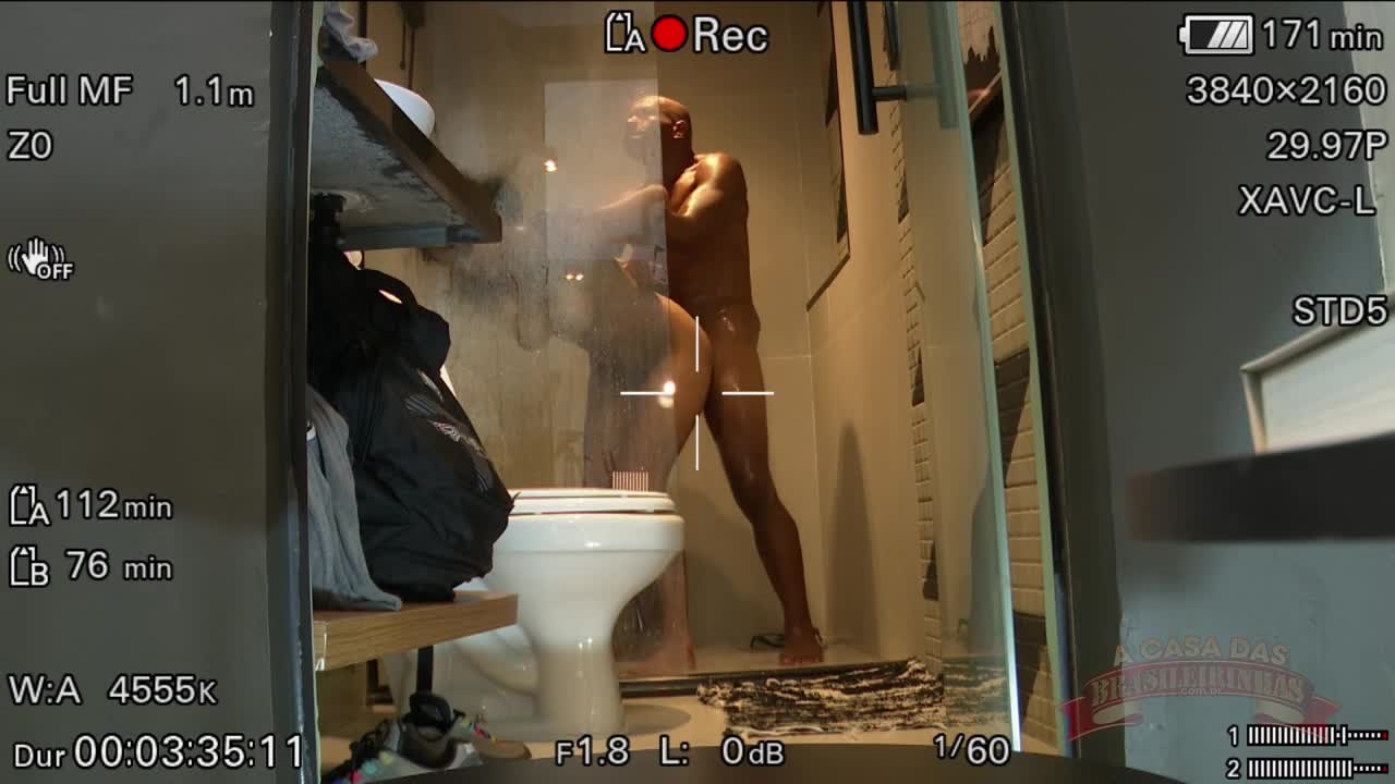 Sereia Moana se entrega para macho dotado durante banho sensual
