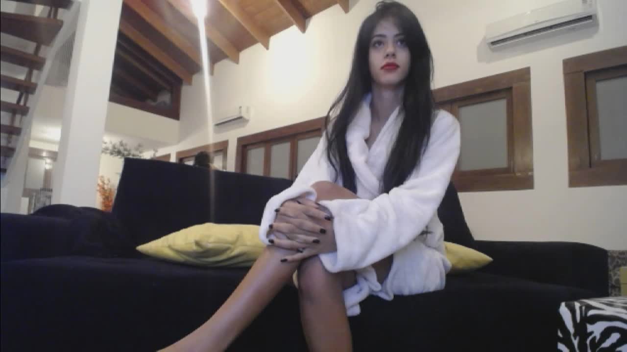 Shayenne deixa Holly chupar ser cuzinho, em chat de sexo