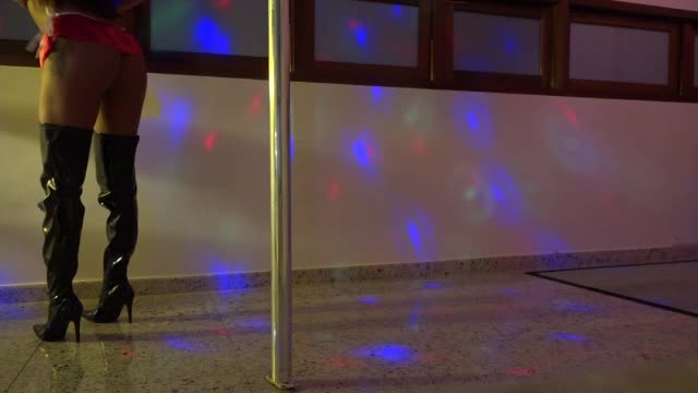 Safira e Amanda dançaram no pole dance da Casa