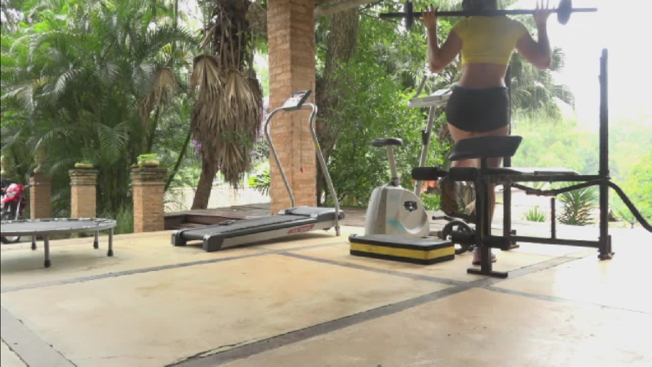 Assista ao treino sensual da gata Ellen Duarte
