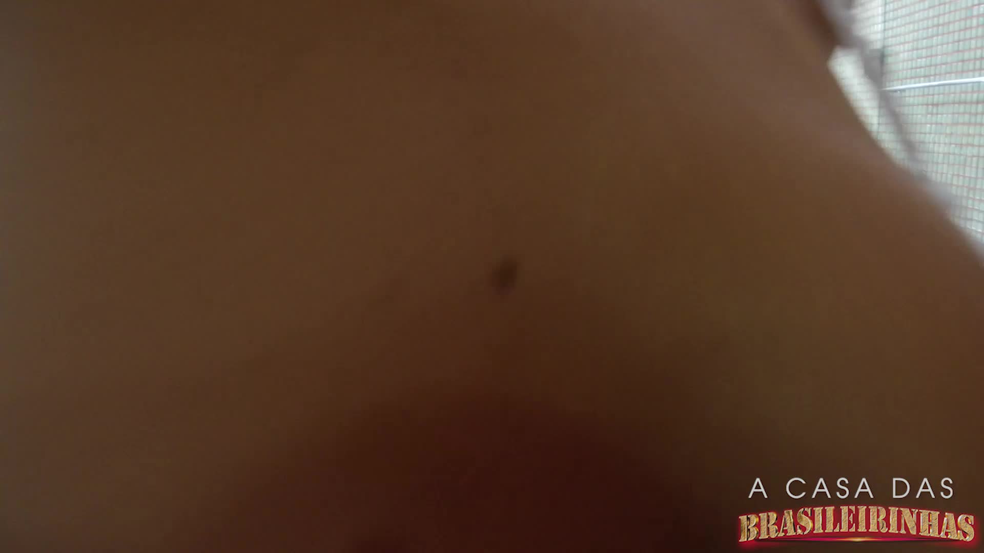 Banho sensual com Holly e Shayenne pega fogo 