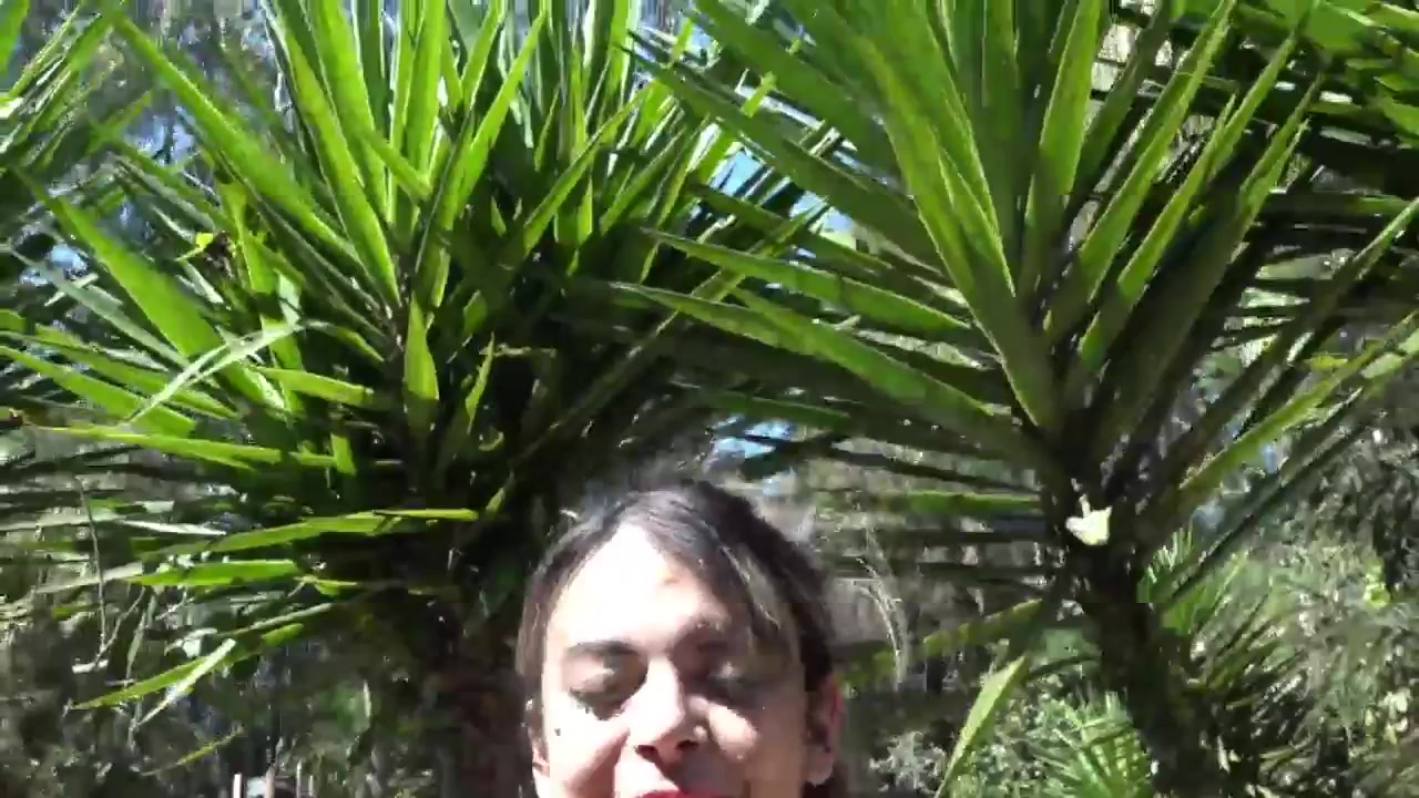 Nicole Surfistinha com a camiseta molhada 