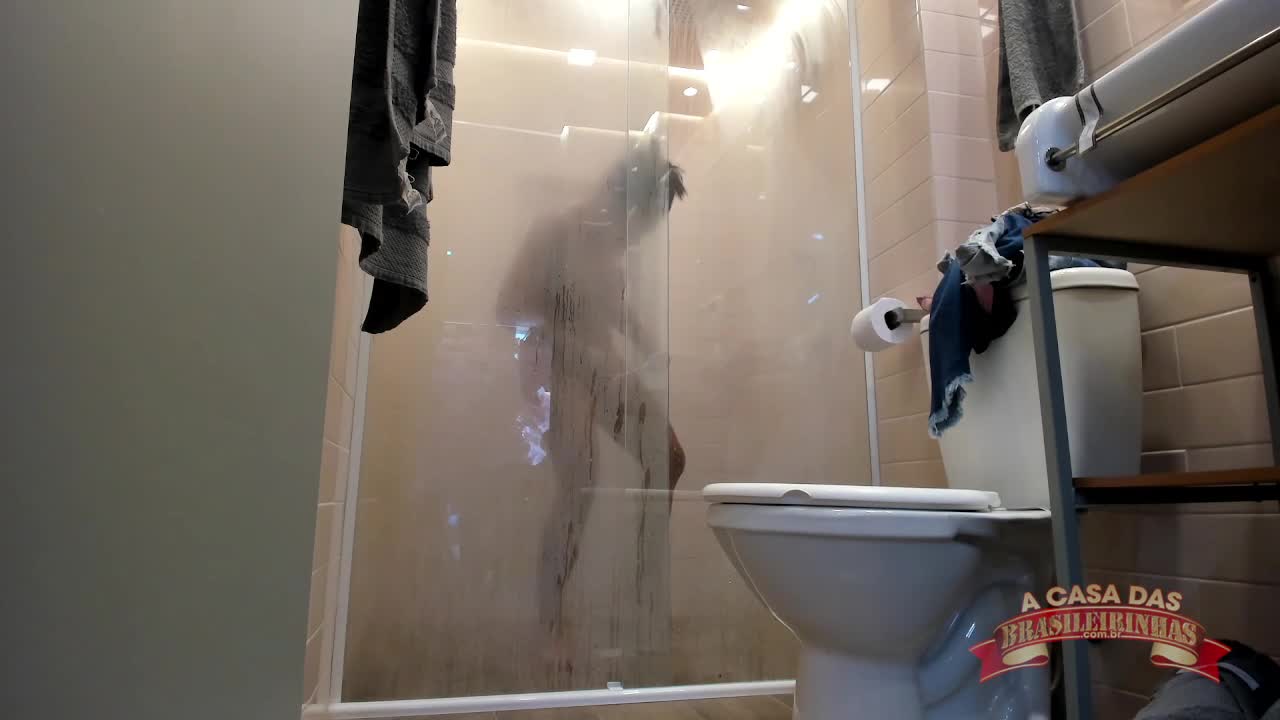 Thay Carioca toma banho e exibe todo o seu corpo no vídeo