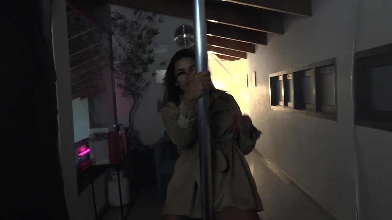 Luna Oliveira se apresentou no pole dance da Casa
