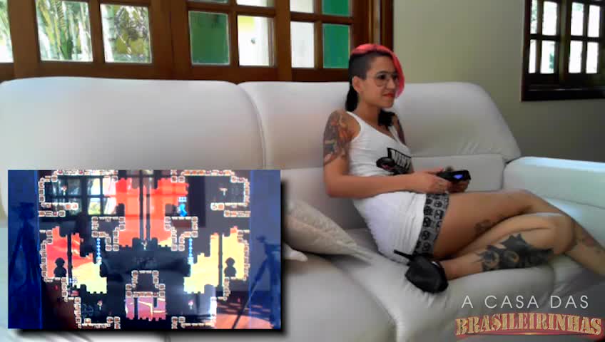 Desafio gamer com Mila Spook tirando a roupa e se exibindo no sofá