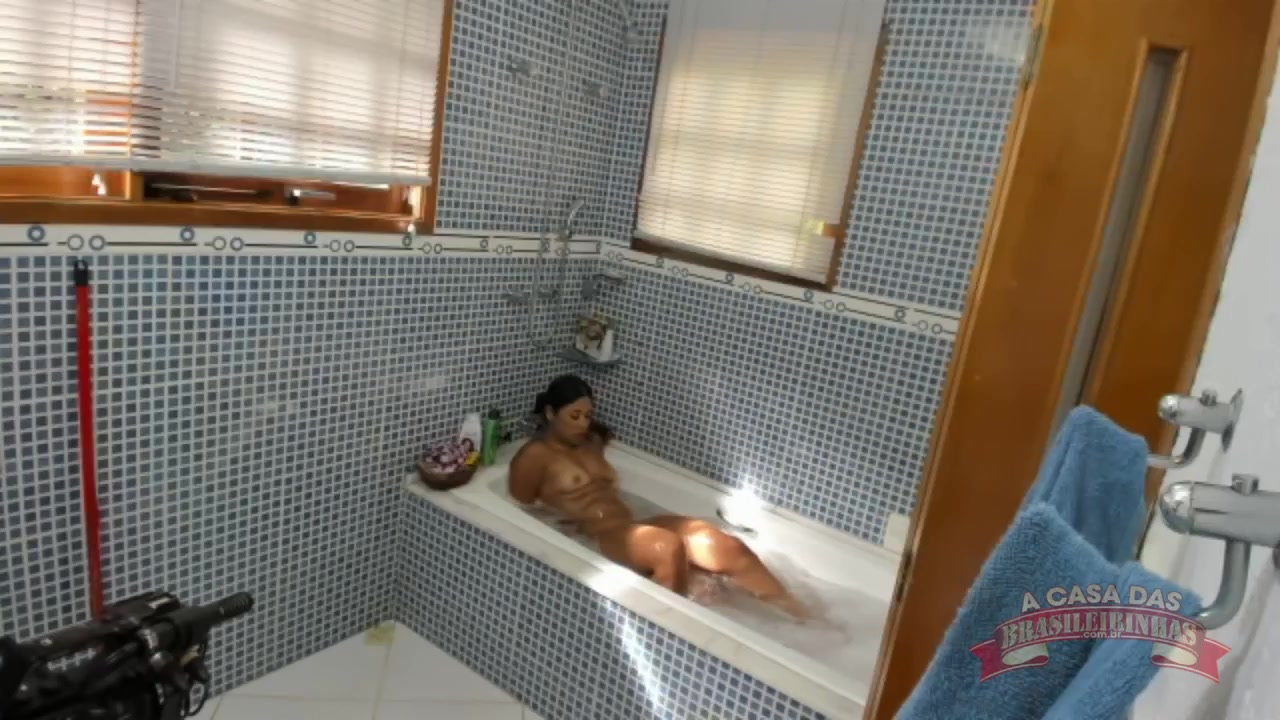 Lalla Potira nua em seu banho quente na Hidromassagem