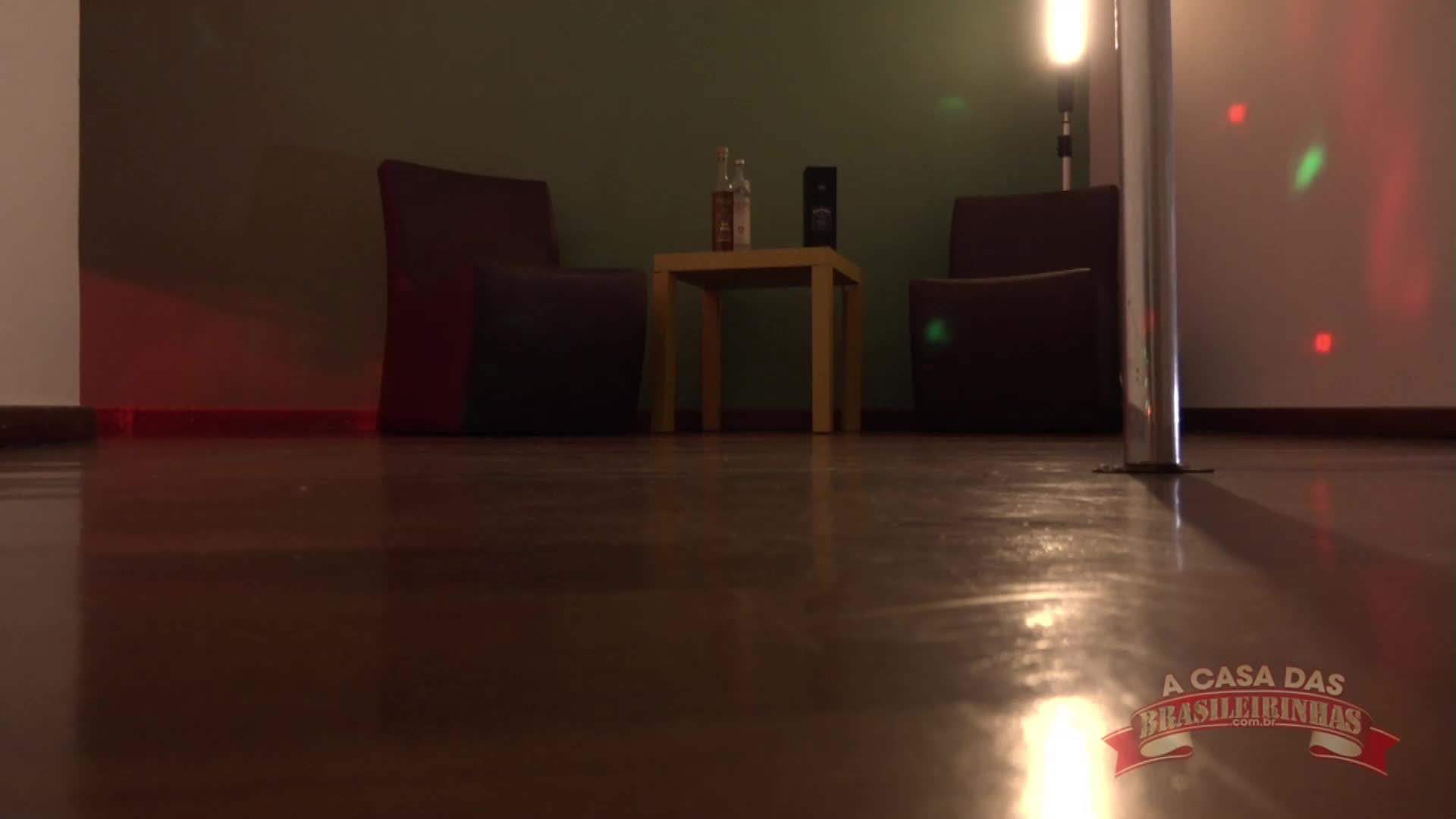 Luna Oliveira pelada dançando no show do pole dance da casa 