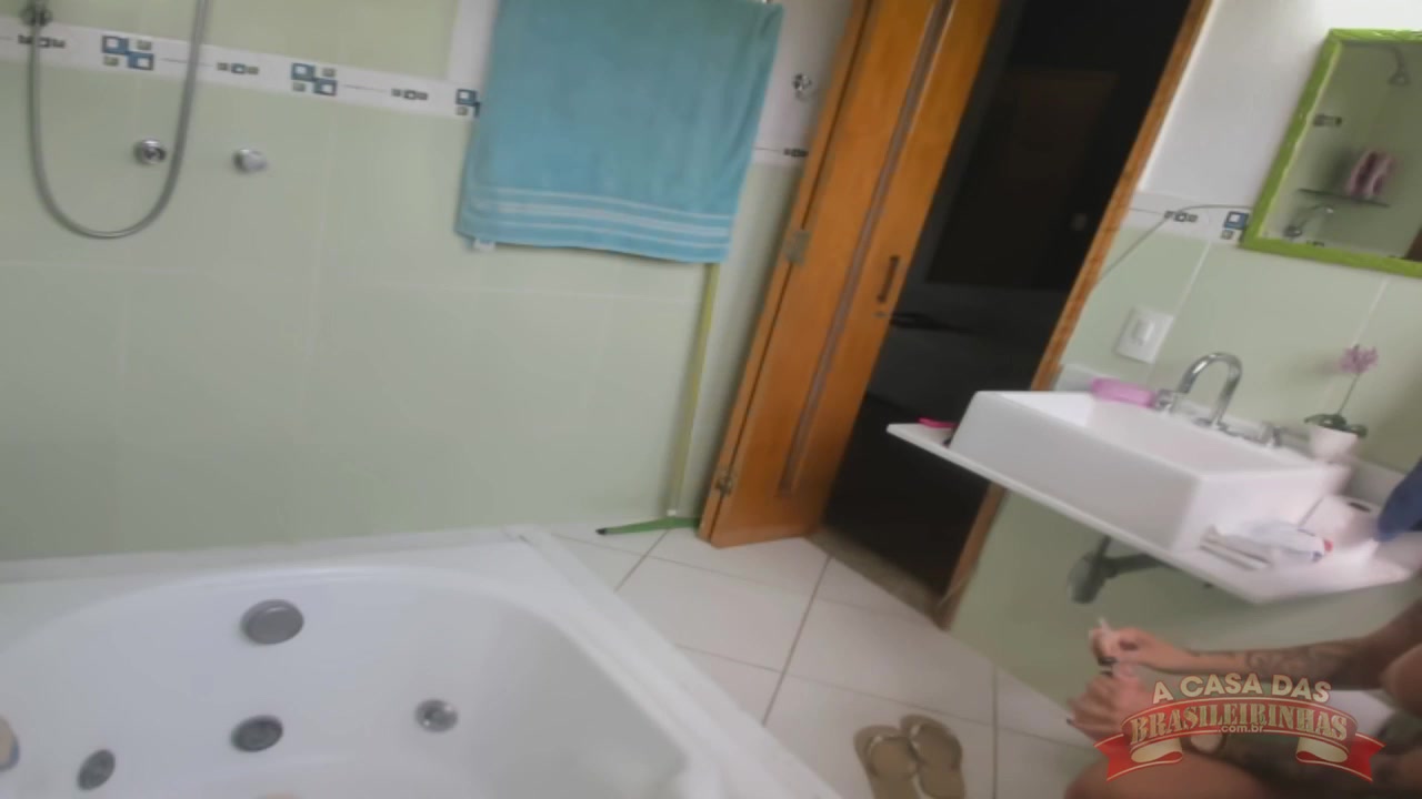 Vídeo de Elisa Sanches fazendo chuca e tomando banho 