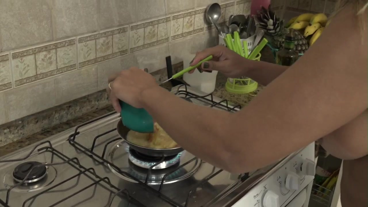 Luna Oliveira só de calcinha na CUzinha Master
