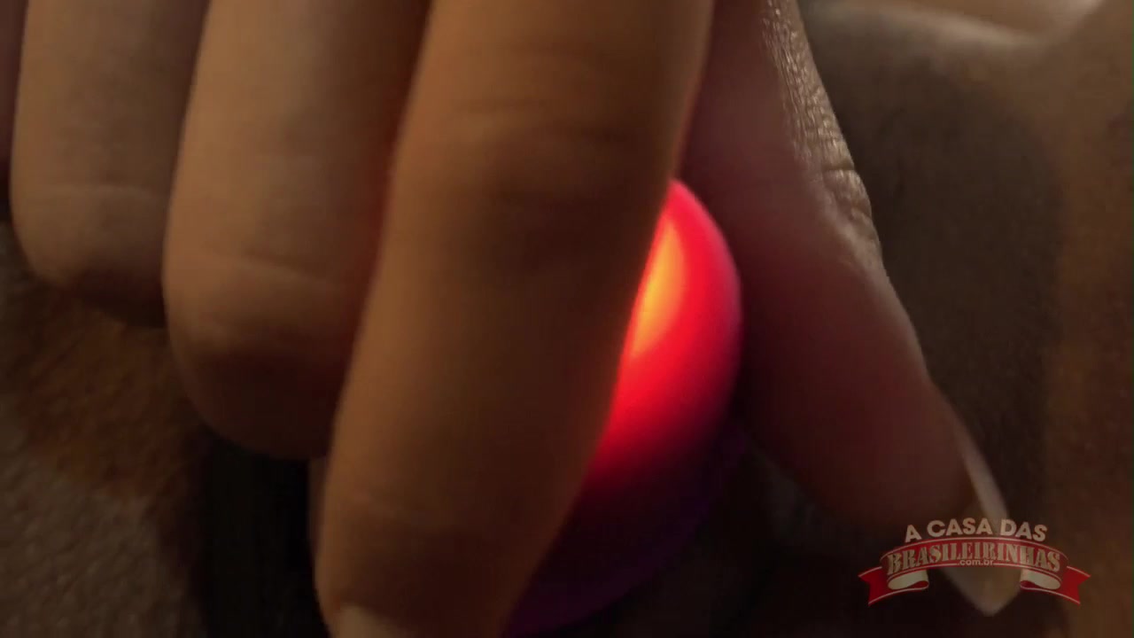 Marsha Love enfiando o vibrador na buceta