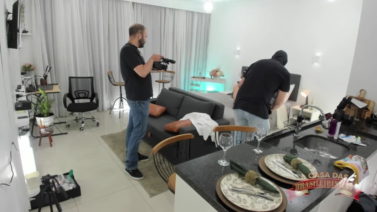 Lady Snow toma banho sensual em bastidores de cena adulto