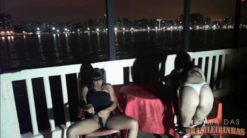 Safadinhas saíram da casa e foram se masturbar ao ar livre