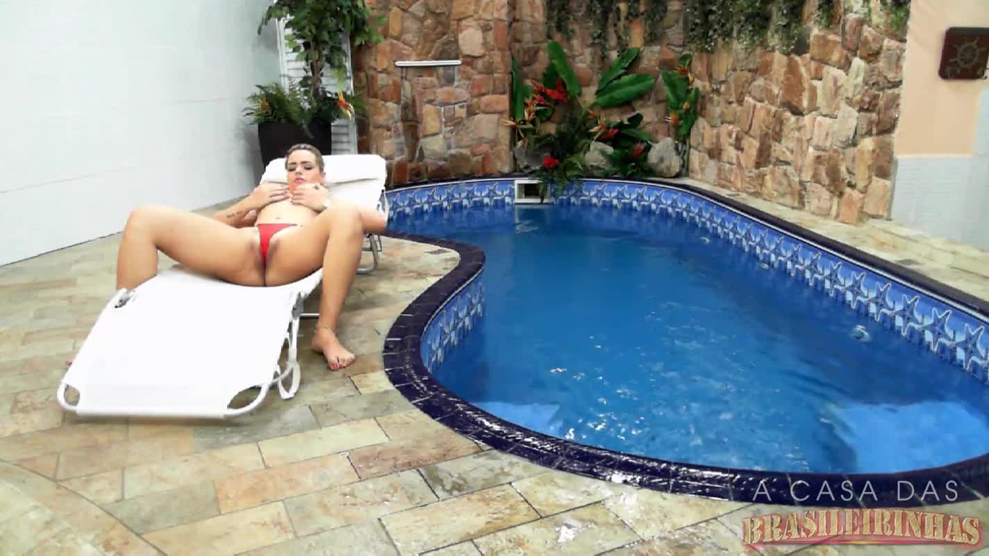 Angel Lima se masturbando à beira da piscina