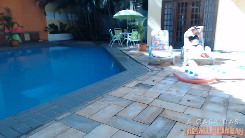 Nayra tomou um banho de sol e curtiu a piscina, confira!