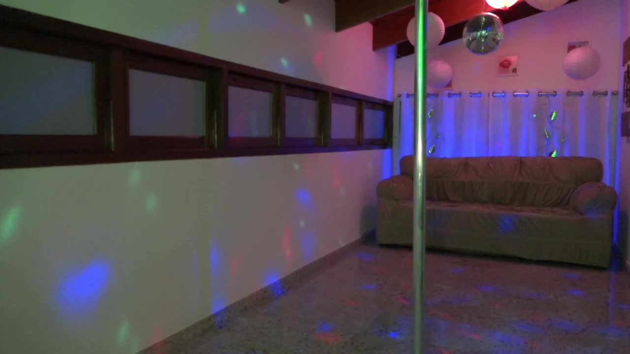 Pole dance com as morenas gostosas da Casa das Brasileirinhas