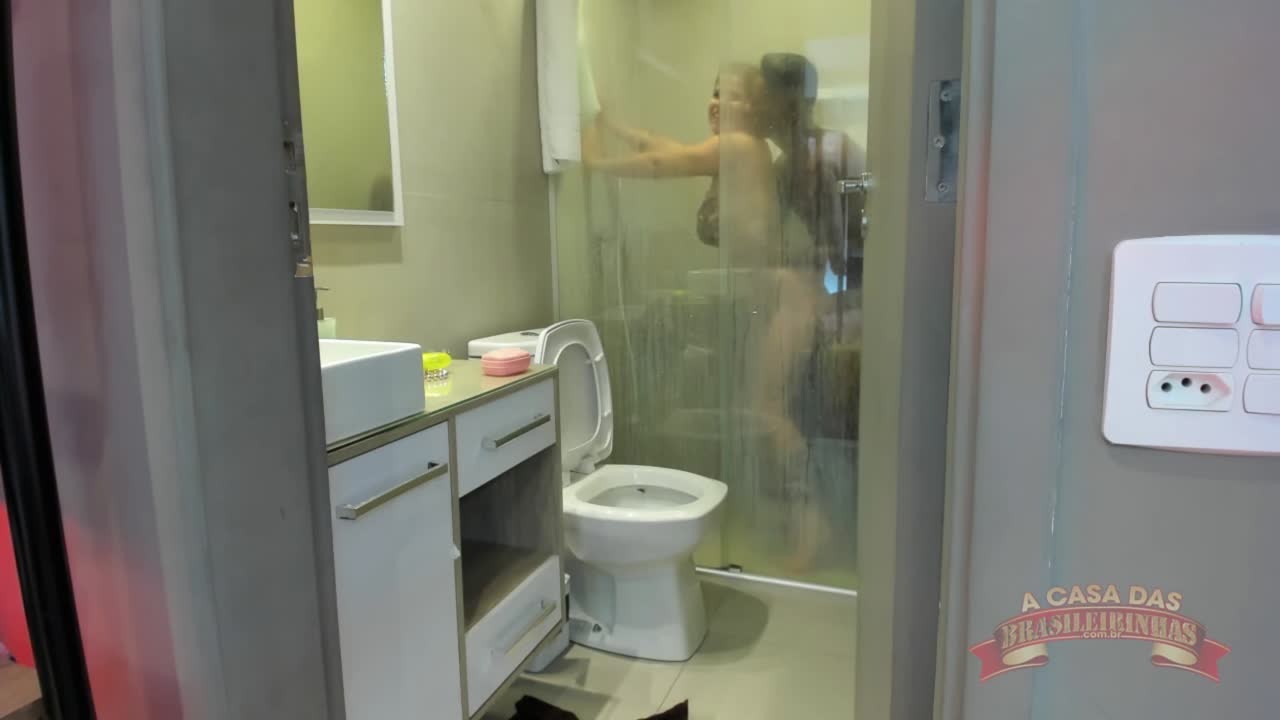 Samantha Munhoz se entrega em cena quente durante banho sensual