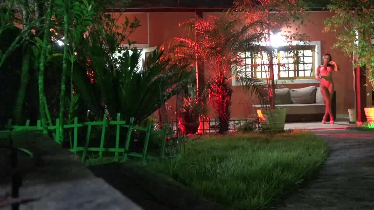 Carol Fênix desfilou AO VIVO na Casa das Brasileirinhas 