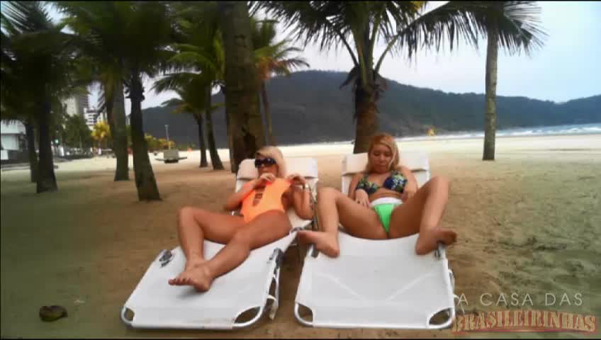 Elas vão à praia! Será que vão pagar peitinho? Veja