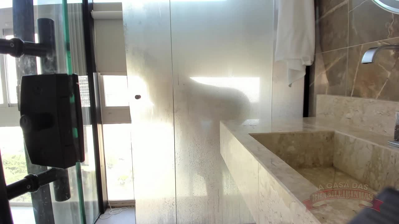 Marcella Branquinha sensualiza em banho na Casa das Brasileirinhas
