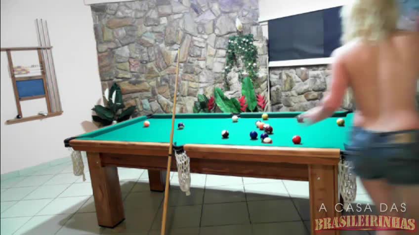 Gatas rebolando e jogando sinuca peladinhas